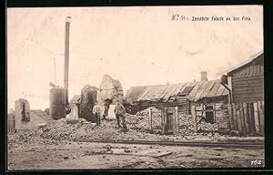 Ansichtskarte Pinsk, Zerstörte Fabrik an der Pina mit Soldaten