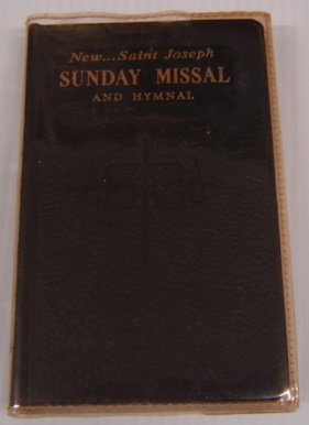 Image du vendeur pour New Saint Joseph Sunday Missal And Hymnal - New Revised Liturgy mis en vente par Books of Paradise