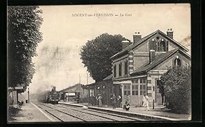 Ansichtskarte Nogent-sur-Vernisson, La Gare, Bahnhof mit einfahrender Eisenbahn