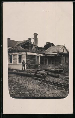 Foto-Ansichtskarte Potschepovo / Patschapava, Soldaten an einem zerstörten Herrenhaus