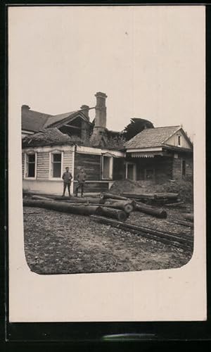 Foto-Ansichtskarte Potschepovo / Patschapava, Soldaten an einem zerstörten Herrenhaus