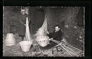 Ansichtskarte Villaines-les-Rochers, Un atelier dans le rocher, Korbflechter