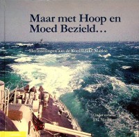 Seller image for Maar met Hoop en Moed Bezield Herinneringen aan de Koninklijke Marine in de jaren 1950-1975 for sale by nautiek