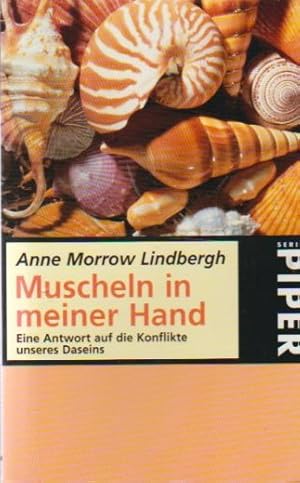 Bild des Verkufers fr Muscheln in meiner Hand : eine Antwort auf die Konflikte unseres Daseins. Anne Morrow Lindbergh. Aus dem Amerikan. von Maria Wolff. bertr. der Gedichte von Peter Stadelmayer / Piper ; 1425 zum Verkauf von Schrmann und Kiewning GbR