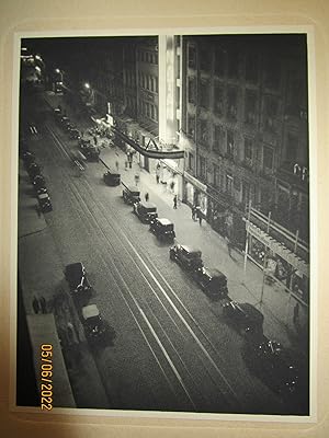 Bild des Verkufers fr UNE PHOTOGRAPHIE 160 x 200 m/m " MINUIT , PLACE de la RPUBLIQUE " sur un SUPPORT CARTONN 280 x 380 m/m , EXTRAITE de "" LES ASPECTS de LYON par BLANC et DEMILLY " [ 1933 ] zum Verkauf von LA FRANCE GALANTE