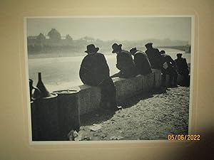 Bild des Verkufers fr UNE PHOTOGRAPHIE 160 x 200 m/m " PARTIE de BOULES : LES SPECTATEURS " sur un SUPPORT CARTONN 280 x 380 m/m , EXTRAITE de "" LES ASPECTS de LYON par BLANC et DEMILLY " [ 1933 ] zum Verkauf von LA FRANCE GALANTE