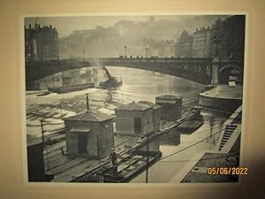 Bild des Verkufers fr UNE PHOTOGRAPHIE 160 x 200 m/m " LA SANE  SAINT-PAUL - LE PONT LA FEUILLE " sur un SUPPORT CARTONN 280 x 380 m/m , EXTRAITE de "" LES ASPECTS de LYON par BLANC et DEMILLY " [ 1933 ] zum Verkauf von LA FRANCE GALANTE