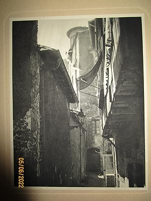 Bild des Verkufers fr UNE PHOTOGRAPHIE 160 x 200 m/m " IMPASSE TURQUET " sur un SUPPORT CARTONN 280 x 380 m/m , EXTRAITE de "" LES ASPECTS de LYON par BLANC et DEMILLY " [ 1933 ] zum Verkauf von LA FRANCE GALANTE