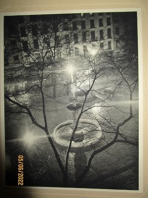 Bild des Verkufers fr UNE PHOTOGRAPHIE 160 x 200 m/m " PLACE des CLESTINS " sur un SUPPORT CARTONN 280 x 380 m/m , EXTRAITE de "" LES ASPECTS de LYON par BLANC et DEMILLY " [ 1933 ] zum Verkauf von LA FRANCE GALANTE