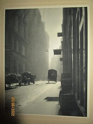 Bild des Verkufers fr UNE PHOTOGRAPHIE 160 x 200 m/m " LA RUE MERCIRE " sur un SUPPORT CARTONN 280 x 380 m/m , EXTRAITE de "" LES ASPECTS de LYON par BLANC et DEMILLY " [ 1933 ] zum Verkauf von LA FRANCE GALANTE