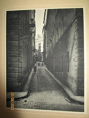 Bild des Verkufers fr UNE PHOTOGRAPHIE 160 x 200 m/m " LA RUE DU GRIFFON " sur un SUPPORT CARTONN 280 x 380 m/m , EXTRAITE de "" LES ASPECTS de LYON par BLANC et DEMILLY " [ 1933 ] zum Verkauf von LA FRANCE GALANTE