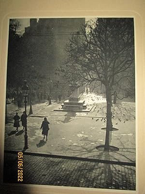 Bild des Verkufers fr UNE PHOTOGRAPHIE 160 x 200 m/m " PLACE SATHONAY " sur un SUPPORT CARTONN 280 x 380 m/m , EXTRAITE de "" LES ASPECTS de LYON par BLANC et DEMILLY " [ 1933 ] zum Verkauf von LA FRANCE GALANTE