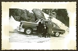 Imagen del vendedor de Family & 1950 Pontiac 4-door Silver Streak 8 photo a la venta por The Jumping Frog