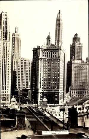 Bild des Verkufers fr Ansichtskarte / Postkarte Chicago Illinois USA, Wacker Drive at Michigan Avenue, skyscraper zum Verkauf von akpool GmbH