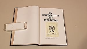 Immagine del venditore per The Mountain Valley War: W/Signed Book Plate venduto da SkylarkerBooks