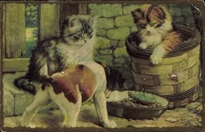 Bild des Verkufers fr Ansichtskarte / Postkarte Zwei kleine Katzen und ein Hund betrachten einen Grashpfer zum Verkauf von akpool GmbH
