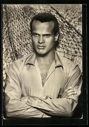 Image du vendeur pour Ansichtskarte Musiker Harry Belafonte im glnzenden Hemd mis en vente par Bartko-Reher