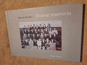 Imagen del vendedor de Buena memoria - Good Memory. Ein fotografischer Essay von Marcelo Brodsky. a la venta por Aderholds Bcher & Lots