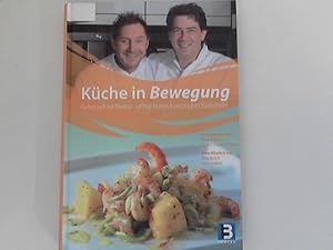 Imagen del vendedor de Kche in Bewegung : Kochen auch mit Rheuma - pfiffige Rezepte & unschlagbare Kchenhelfer. hrsg. von: Brbel Mattka & Constanze Richter. Unter Mitarb. von: Mirko Reeh & Andr Grofeld. Kchendoktor: Barbara Missler-Karger. [Rezeptfotos: Two4food Fooddesign & Foodfotografie Bernhard Klsch] a la venta por ANTIQUARIAT FRDEBUCH Inh.Michael Simon