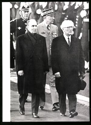 Photo Photographe inconnu, vue de Paris, DDR-Staatschef Erich Honecker avec Francois Mitterand 1988