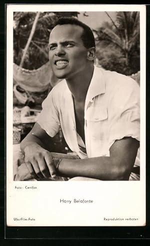Image du vendeur pour Ansichtskarte Musiker Harry Belafonte mit hochgekrempelten rmeln mis en vente par Bartko-Reher