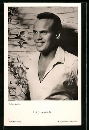 Image du vendeur pour Ansichtskarte Musiker Harry Belafonte in einer Filmszene mis en vente par Bartko-Reher