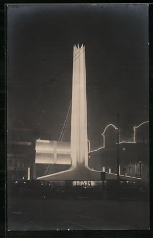 Foto-Ansichtskarte Amsterdam, Strassenpartie mit Geschäften und Edison-Denkmal bei Nacht 1929