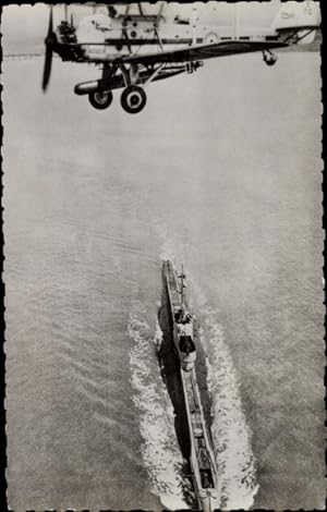 Ansichtskarte / Postkarte Britischer Kampfflieger über einem U Boot, Royal Air Force