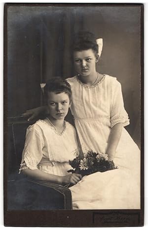 Bild des Verkufers fr Fotografie Curt Born, Kamenz i./Sa., Junge Zwillingsschwestern in weissen Kleidern zum Verkauf von Bartko-Reher