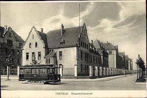 Ansichtskarte / Postkarte Krefeld am Niederrhein, Husarenkaserne, Straßenansicht, Straßenbahn