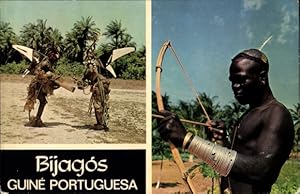 Bild des Verkufers fr Ansichtskarte / Postkarte Bijagos Bissagos Guinea Bissau, Cacador Felupe, Deus Peixe, Bogenschtze, Mnner in Tracht zum Verkauf von akpool GmbH