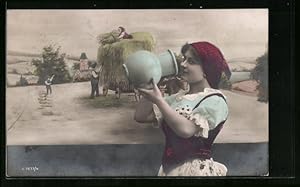 Bild des Verkufers fr Foto-Ansichtskarte GL Co: Schnes Bauernmdchen stillt ihren Durst zum Verkauf von Bartko-Reher