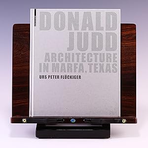 Image du vendeur pour Donald Judd: Architecture in Marfa, Texas (German and English Edition) mis en vente par Salish Sea Books