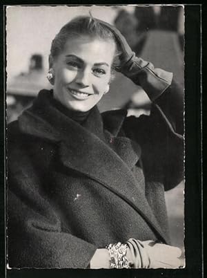 Ansichtskarte Schauspielerin Anita Ekberg im dunklen Mantel