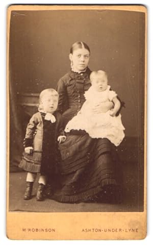 Photo M. Robinson, Ashton-Under-Lyne, Stamfort Street 216, Junge Mutter mit ihren beiden Kindern,...
