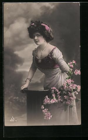 Seller image for Foto-Ansichtskarte Photochemie Berlin Nr. 6900-4: Frau in weiss-rosa Kleid mit rosa Rosen for sale by Bartko-Reher