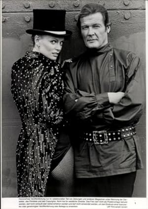 Imagen del vendedor de Foto Filmszene James Bond 007 - Octopussy, GB 1983, Szene mit Krystina Wayborn und Roger Moore a la venta por akpool GmbH