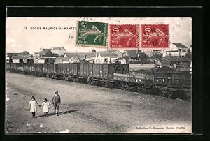 Carte postale Roche-Maurice-les-Nantes, Güterzug, dahinter der Ort