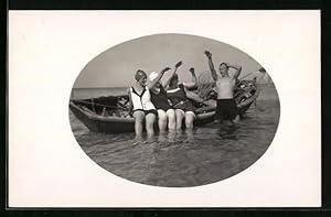 Bild des Verkufers fr Ansichtskarte Drei Frauen und ein Mann in Strandbekleidung im Wasser vor einem Boot zum Verkauf von Bartko-Reher