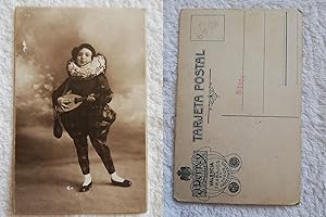 ANTIGUA FOTOGRAFÍA / OLD PICTURE/ CARTE DE VISITE: NIÑA DISFRAZ DE PIERROT CON LAÚD. 1900 J DERREY