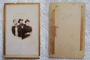 ANTIGUA FOTOGRAFÍA / OLD PICTURE/ CARTE DE VISITE: Hombres con sombrero y mujer. S XIX