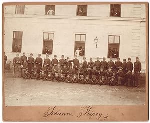 Fotografie Johann Kipry, Ort unbekannt, unbekannter Ort, K.u.K. Soldaten posieren mit Gewehr im A...