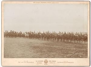 Fotografie R. Lechner, Wien, Ansicht Wien-Schmelz, K.u.K. Soldaten bei der Kaiserparade 1899 auf ...