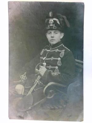 Bild des Verkufers fr Kniebild eines jungen Soldaten. 1 original Fotografie als Feldpostkarte gelaufen nach Braunschweig 1916 zum Verkauf von Celler Versandantiquariat