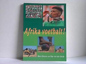 Bild des Verkufers fr Afrika voetbalt! zum Verkauf von Celler Versandantiquariat