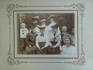 Damen mit Sommer-Hüten - Gruppenaufnahme