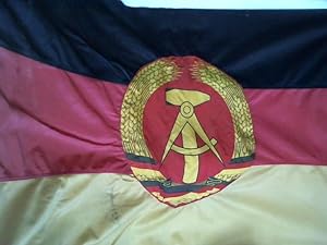 Original-Flagge mit aufgenähtem DDR-Emblem