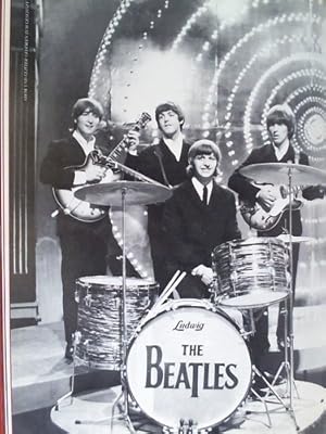 Bild des Verkufers fr Das Album der Beatles. Die Geschichte John, Paul, George und Ringo. Dargestellt in Bildern, ergnzt von einem Rckblick auf die 60er Jahre, die Beatles-Epoche. Untermalt von einer wehmtigen Erinnerung an ihre Musik, interpretiert von John Lennon zum Verkauf von Celler Versandantiquariat