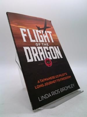 Bild des Verkufers fr Flight of the Dragon: A Taiwanese U-2 Pilot's Long Journey to Freedom zum Verkauf von ThriftBooksVintage