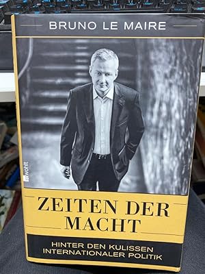 Bild des Verkufers fr Zeiten der Macht : hinter den Kulissen internationaler Politik. Bruno Le Maire war in den Hinterzimmern der Macht dabei: Der frhere Landwirtschaftsminister Frankreichs hat die Welt bereist, Nicolas Sarkozy bei Staatsbesuchen begleitet oder mit ihm Gste im lyse-Palast empfangen. Er ist in Washington, Moskau und Freiburg, in Addis Abeba, Neu Delhi, Brssel und in der franzsischen Provinz gewesen. Sein Buch wirft ein neues Licht auf Ereignisse der jngsten Zeitgeschichte: die Finanzkrise, Fukushima und den arabischen Frhling. Le Maire ist kein Expolitiker oder verbitterter Auenseiter, sondern ihm wird eine glnzende politische Zukunft vorausgesagt   und er ist ein brillanter Chronist unbersichtlicher Zeiten. Fr den Leser hlt sein Buch viel bereit: Es lsst uns den politischen Betrieb verstehen, gibt Einblicke in Gesprche, Verhandlungen und Auseinandersetzungen und ist amsant, informativ und wohltuend geerdet. zum Verkauf von bookmarathon